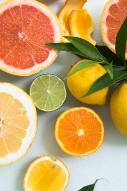 Turuncu, limon, limon greyfurt gibi farklı türde taze dilimler.