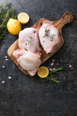 Limonlu tavuk butları, taze biberiye. Boşluğu kopyala.