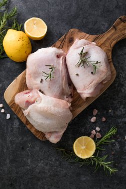 Limonlu tavuk butları, taze biberiye. Boşluğu kopyala.