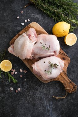 Limonlu tavuk butları, taze biberiye. Boşluğu kopyala.