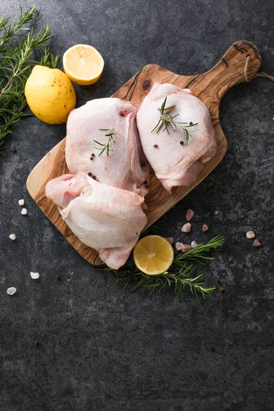 Limonlu tavuk butları, taze biberiye. Boşluğu kopyala.