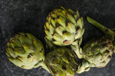 Siyah arka planda taze enginar. Çiğ enginar yakın plan