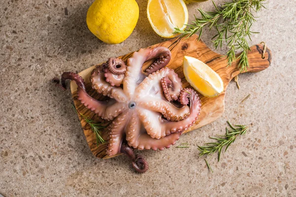 Octopus Gekookt Met Gehakte Kruiden Geserveerd Een Plank — Stockfoto
