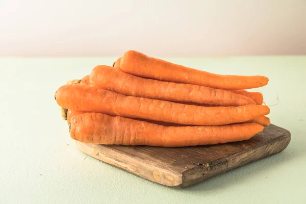 Manojo Zanahorias Frescas Sobre Fondo Rústico Alimento Vegetal Vegano Saludable — Foto de Stock