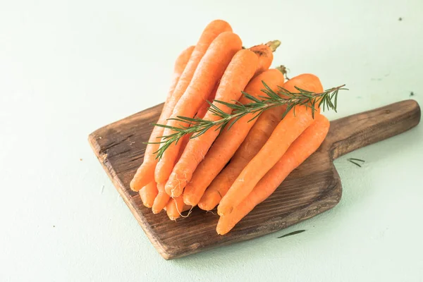 Manojo Zanahorias Frescas Sobre Fondo Rústico Alimento Vegetal Vegano Saludable — Foto de Stock