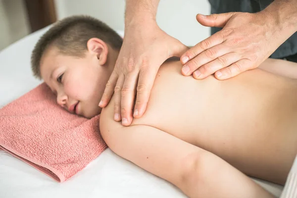 Chłopiec Maluch Relaksuje Się Przy Masażu Terapeutycznym Fizjoterapeuta Pracujący Pacjentem — Zdjęcie stockowe