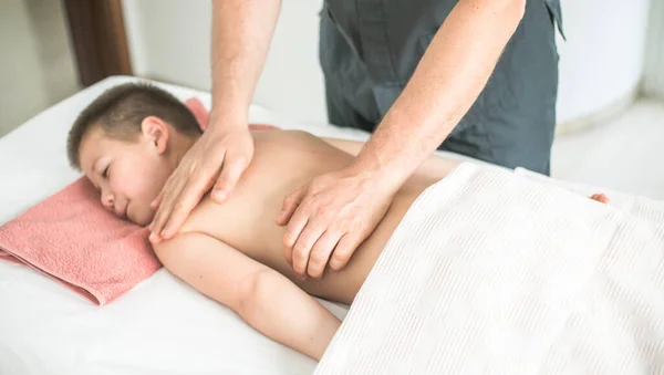 Ragazzo Bambino Rilassa Massaggio Terapeutico Fisioterapista Che Lavora Con Paziente — Foto Stock