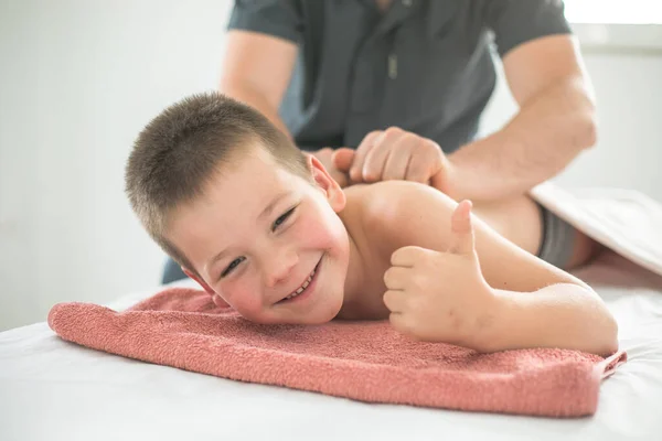 Chłopiec Maluch Relaksuje Się Przy Masażu Terapeutycznym Fizjoterapeuta Pracujący Pacjentem — Zdjęcie stockowe