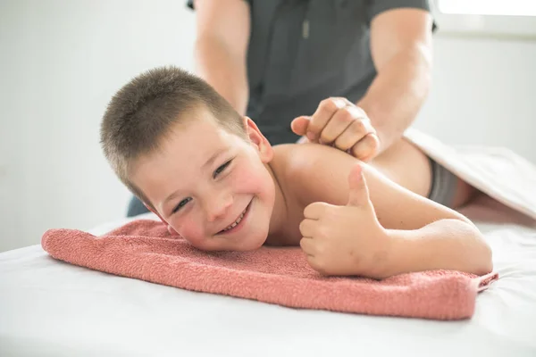 Chłopiec Maluch Relaksuje Się Przy Masażu Terapeutycznym Fizjoterapeuta Pracujący Pacjentem — Zdjęcie stockowe