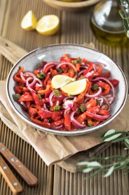 Sıcak salata ya da kırmızı fasulye ve kavrulmuş kırmızı dolma biberden yapılmış sebze güveci. Vejetaryen yemeği. Şükran Günü