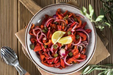 Sıcak salata ya da kırmızı fasulye ve kavrulmuş kırmızı dolma biberden yapılmış sebze güveci. Vejetaryen yemeği. Şükran Günü