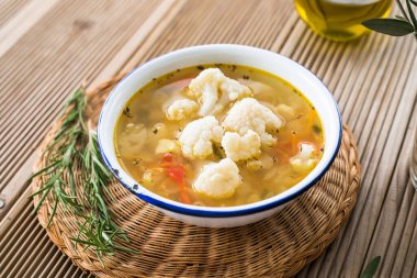 Patatesli sebze çorbası, havuç ve karnabahar. Ev yapımı yemek.