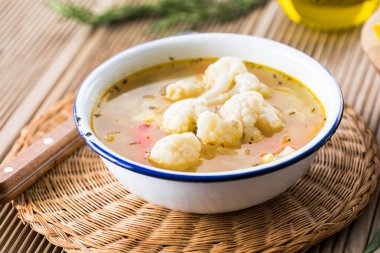 Patatesli sebze çorbası, havuç ve karnabahar. Ev yapımı yemek.