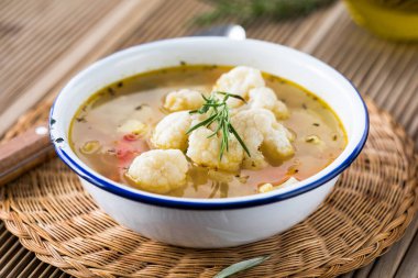 Patatesli sebze çorbası, havuç ve karnabahar. Ev yapımı yemek.