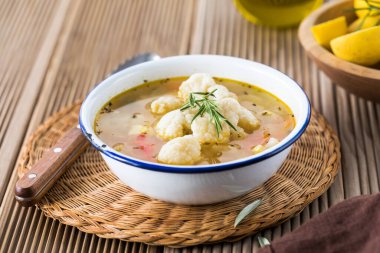 Patatesli sebze çorbası, havuç ve karnabahar. Ev yapımı yemek.