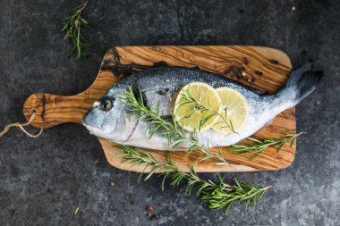 Baharatlı çiğ dorado balığı. Dorado ve masada yemek yapmak için malzemeler.