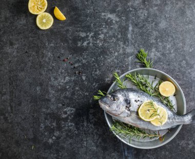 Baharatlı çiğ dorado balığı. Dorado ve masada yemek yapmak için malzemeler.