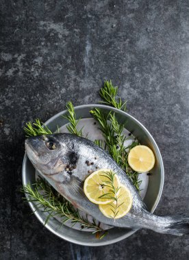 Baharatlı çiğ dorado balığı. Dorado ve masada yemek yapmak için malzemeler.