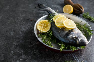 Baharatlı çiğ dorado balığı. Dorado ve masada yemek yapmak için malzemeler.