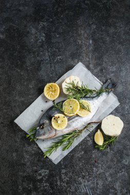 Baharatlı çiğ dorado balığı. Dorado ve masada yemek yapmak için malzemeler.