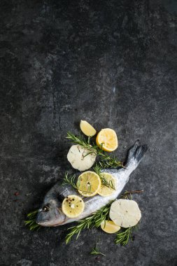 Baharatlı çiğ dorado balığı. Dorado ve masada yemek yapmak için malzemeler.