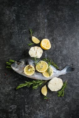 Baharatlı çiğ dorado balığı. Dorado ve masada yemek yapmak için malzemeler.