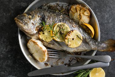 Limonlu ve maydanozlu Dorado balığı. Bütün BBQ deniz kepeği pişti. Dorado ızgarası. Ketogenik, keto ya da paleo diyeti öğle yemeği, sağlıklı beslenme eğilimi. Üst görünüm,