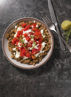 Dakos Yunan salatası. Domatesli ve peynirli Rusks..