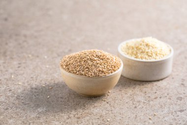 Taştan arka planda farklı susam tohumlarıyla ayarlayın. en üstteki görünüm.