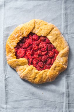 Evde çilekli galetta, mavi arka planda üst manzara.