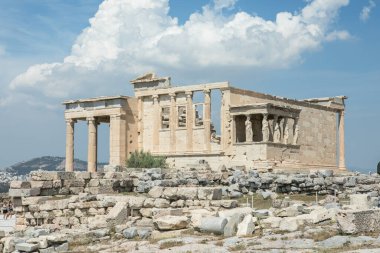 Erechtheion tapınağındaki Caryatids 'in verandası, Atina Akropolü, Yunanistan. Echtheion ya da Erechtheum, Yunanistan 'ın Akropolis kentinde bulunan antik bir Yunan tapınağıdır..