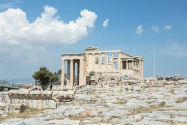 Erechtheion tapınağındaki Caryatids 'in verandası, Atina Akropolü, Yunanistan. Echtheion ya da Erechtheum, Yunanistan 'ın Akropolis kentinde bulunan antik bir Yunan tapınağıdır..