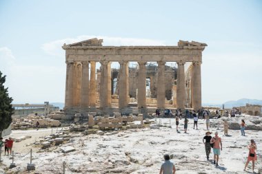 Parthenon tapınağı, Yunanistan 'ın Akropolis kentindeki güneşli bir günde eski Yunan harabeleri. Atina Akropolü muhteşem ve güzel harabeleriyle tepede Parthenon