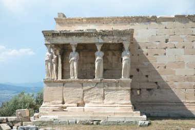 Erechtheion tapınağındaki Caryatids 'in verandası, Atina Akropolü, Yunanistan. Echtheion ya da Erechtheum, Yunanistan 'ın Akropolis kentinde bulunan antik bir Yunan tapınağıdır..