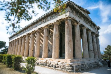 Atina, Yunanistan 'daki Hephaestus Tapınağı. Atina merkezindeki Antik Yunan harabelerinin güneşli manzarası. Yunanistan 'ın başkenti Atina' daki Agora 'daki Ünlü Hephaistos tapınağı.