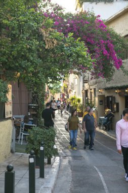 ATENS, GREECE - Mayıs 2022: Atina 'nın Plaka ilçesinde sokak manzarası, arka plan Akropolis