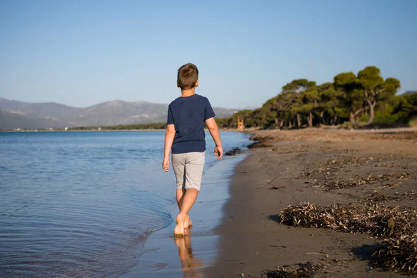 Menino Brincando Praia Nas Férias Verão Crianças Natureza Com Belo — Fotografia de Stock