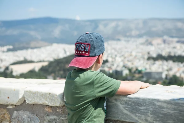 Athen Griechenland Kleinkind Junge Sehen Bei Ancient Bleibt Malerische Aussicht — Stockfoto