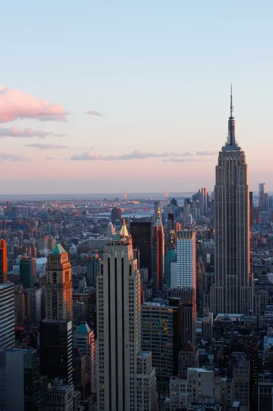 Manhattanin horisontti auringonlaskun aikaan — kuvapankkivalokuva