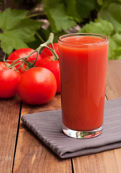 Zumo de tomate en vaso — Foto de Stock