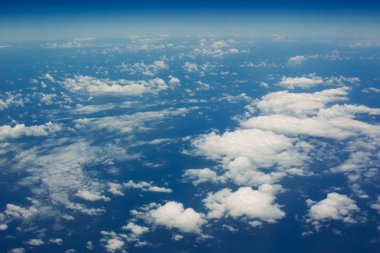 Mavi gökyüzünde beyaz bulutlar