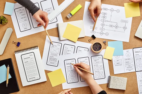 Three Web Designers Working Together Busy Desk Numerous Mobile App — Stock Photo, Image