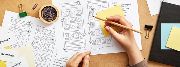 디자인 프로젝트 디자이너가 수많은 사이트 Wireframe 스케치와 책상에서 작업하는 이미지 — 스톡 사진