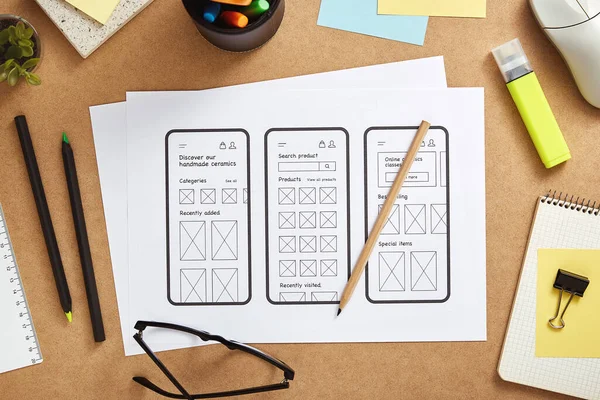 Forgalmas Web Designer Asztal Mobil App Wireframe Vázlatokkal Irodai Kellékekkel — Stock Fotó