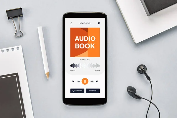 Masasında sesli kitap uygulaması açık olan akıllı telefon ekranının genel görünümü