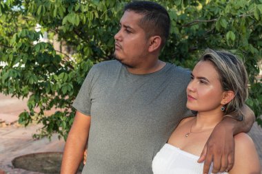 Güneşli bir günde kucaklaşan bir çift