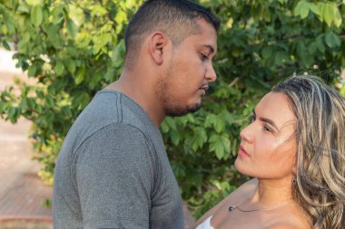 Ağacın üzerinde birbirine bakan İspanyol bir çift.