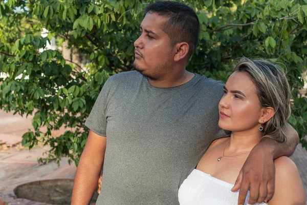 Güneşli bir günde kucaklaşan bir çift