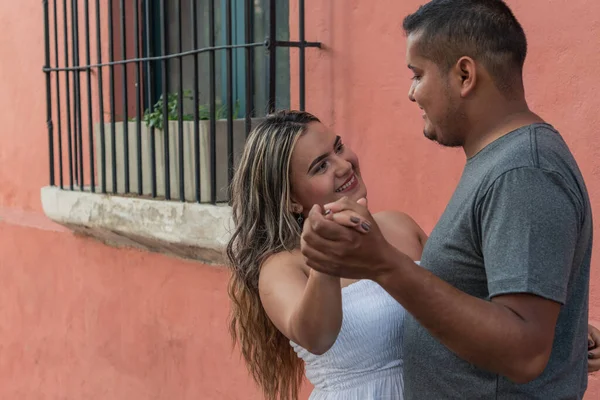 Glückliches Verliebtes Paar Tanzt Auf Der Straße — Stockfoto