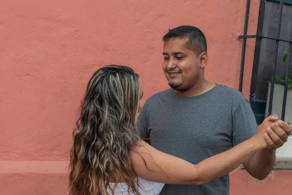 Çift açık havada birbirine bakıyor.